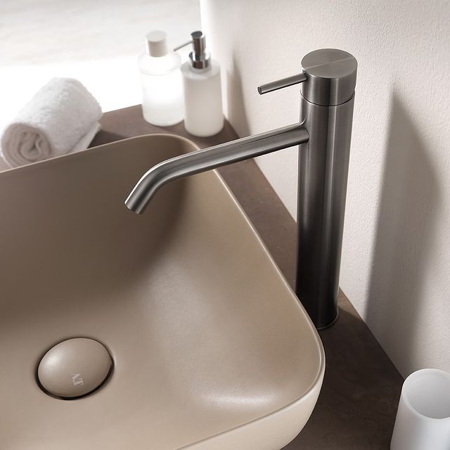 ONE010L Смеситель для раковины Linki ONE, Полированная сталь - Вид №1