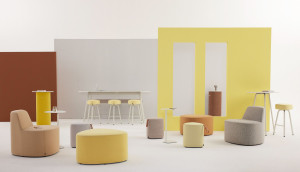 Высокий тканевый стул с подставкой для ног