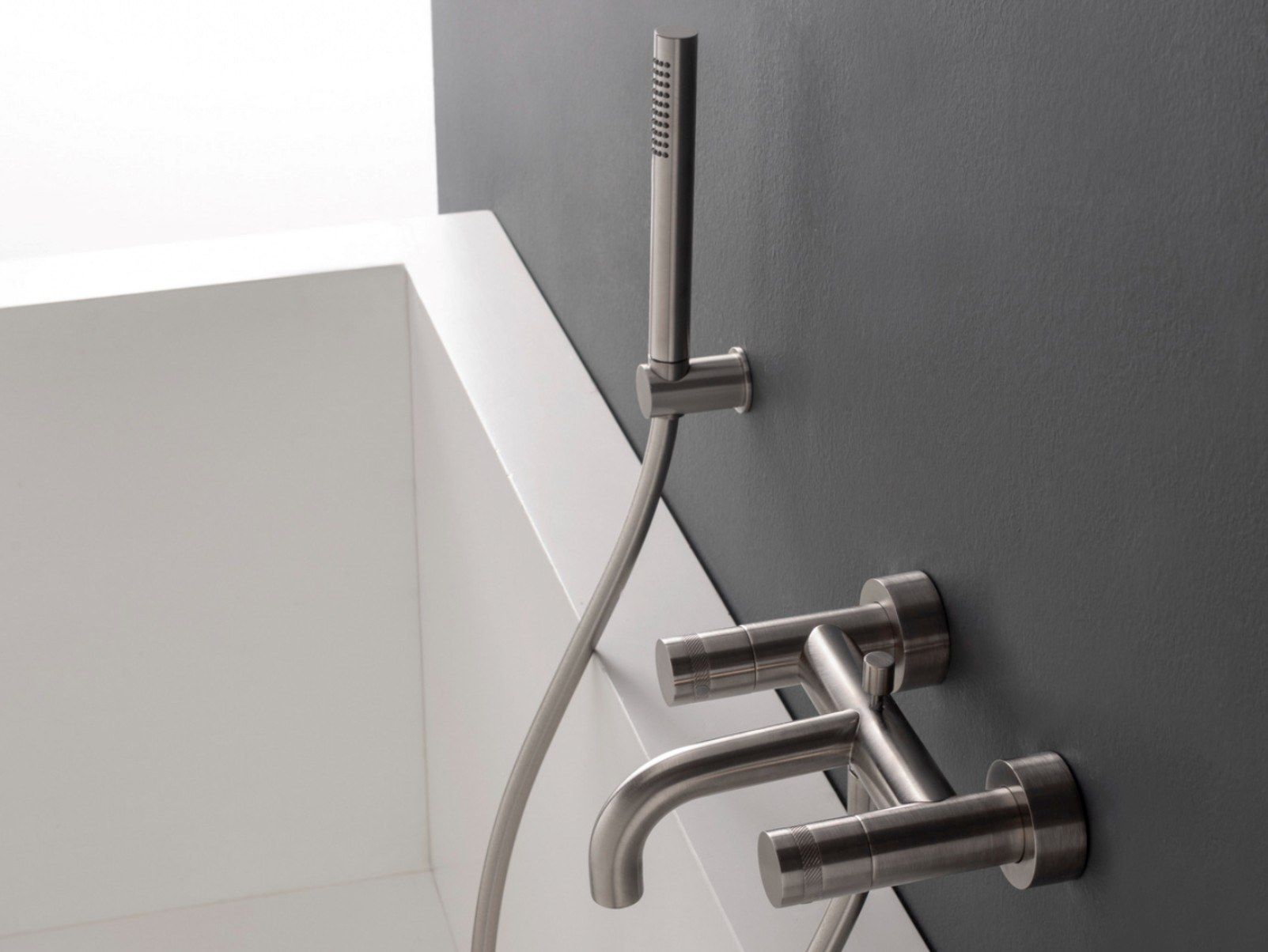 Настенный смеситель для ванны с ручным душем Rubinetterie Treemme X-Change ARCH-00118169 - Вид №1