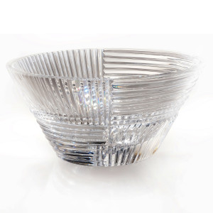 CBMIL 3SC Умывальник из хрусталя 24% Pbo, выгравированный полностью вручную. Разрезы представляют собой игру горизонтальных и вертикальных линий в перпендикулярных секторах. Размеры: Диаметр см. 34 — ч. см. 15 Умывальник поставляется с латунным основанием