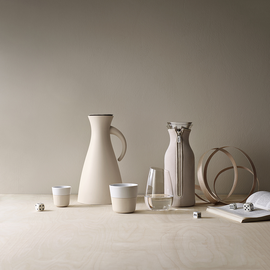 567985 Графин fridge в неопреновом текстурном чехле, 1 л, бежевый Eva Solo  - Вид №1