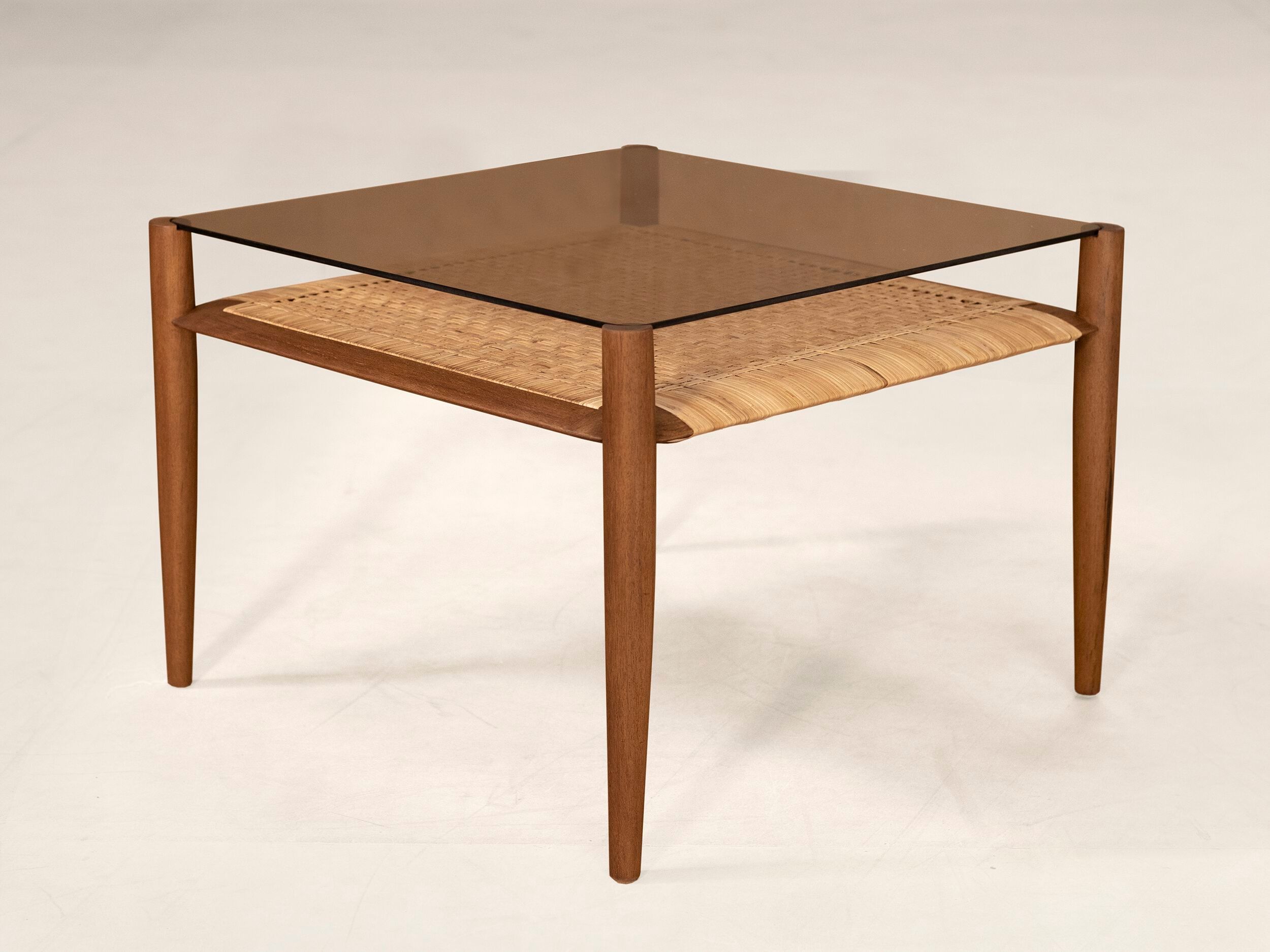 Квадратный деревянный и стеклянный журнальный столик Phantom Hands Tangāli ARCH-00035229 - Вид №3