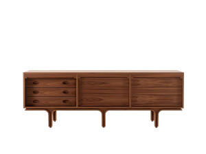 Деревянный шкаф с дверцами