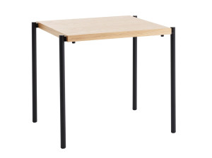 Квадратный стол из дерева