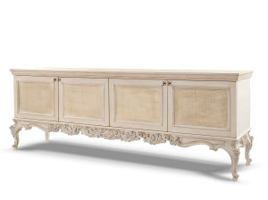 Деревянный шкаф с распашными дверями