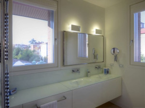 Алюминиевое и деревянное створчатое окно