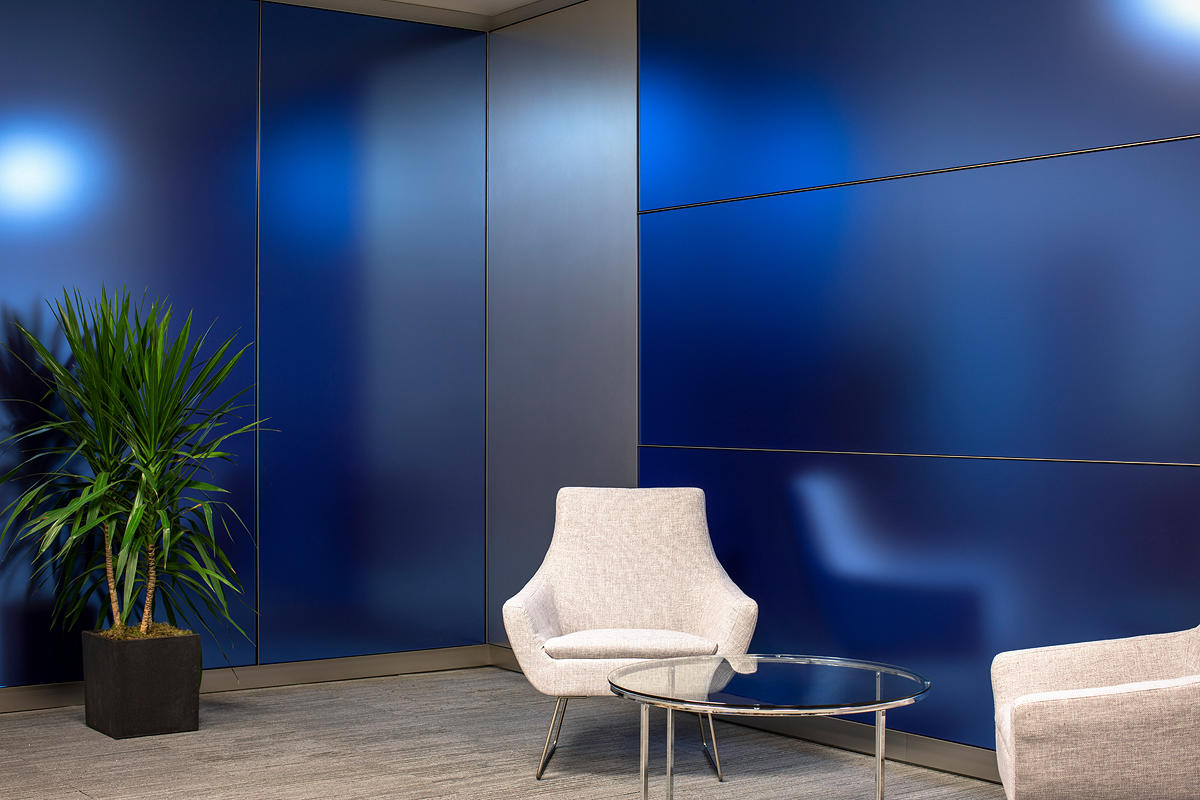 FSRT652 Деталь системы выравнивания стен с панелями из вивихромного хромового стекла с прослойкой индивидуального цвета, показанная в конфигурации отражения с отделкой pearlex + Forms-surfaces  - Вид №18