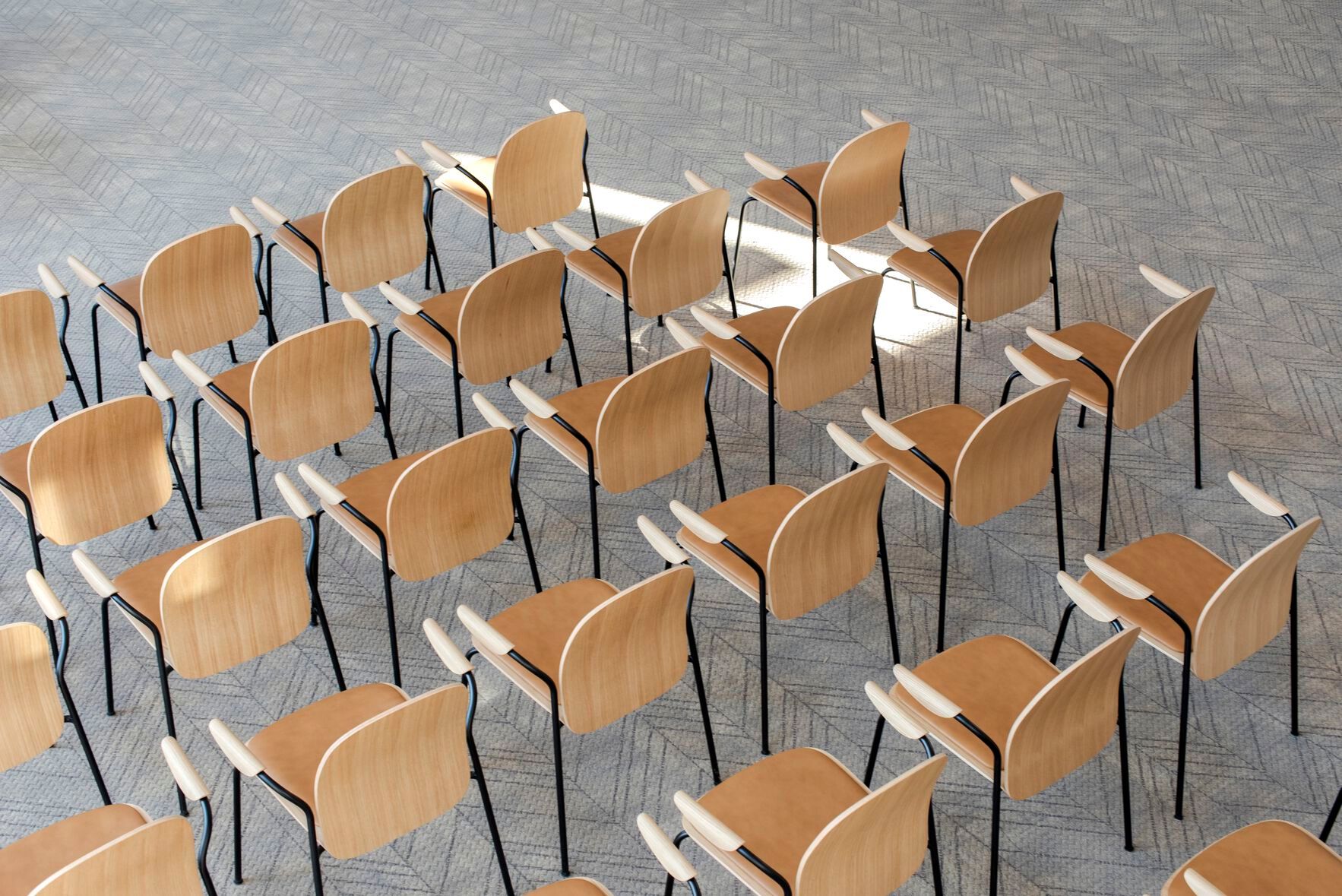 Штабелируемый стул из грецкого ореха с мягким сиденьем Gazzda Book ARCH-00092588 - Вид №5