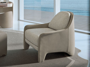 Тканевое кресло с подлокотниками