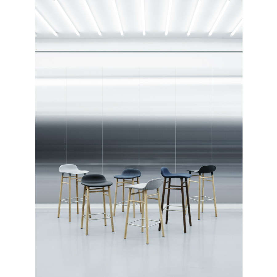 Барный стул Form с ножками из дуба 65 см, белый Normann Copenhagen 602780 - Вид №1