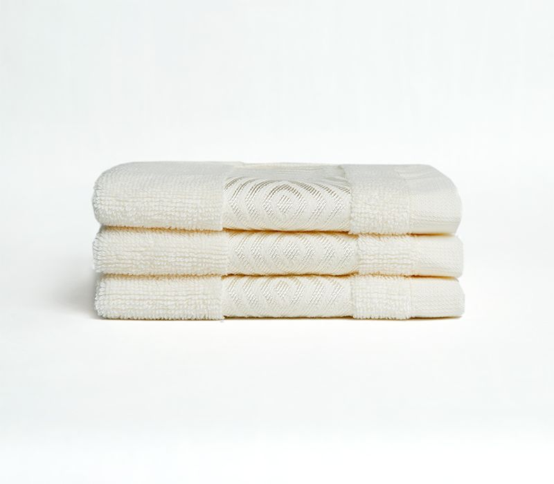 Комплект ручных полотенец из коллекции MAGNUM в молочном цвете. Представляем вашему вниманию универсальный комплект полотенец для рук, который можно использовать как в ванне, так и на кухне. Плотная, но нежная махра салфеток отлично впитывает и дарит комф Victoria Stenova 16114 - Вид №3