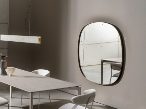 Настенное зеркало в рамке