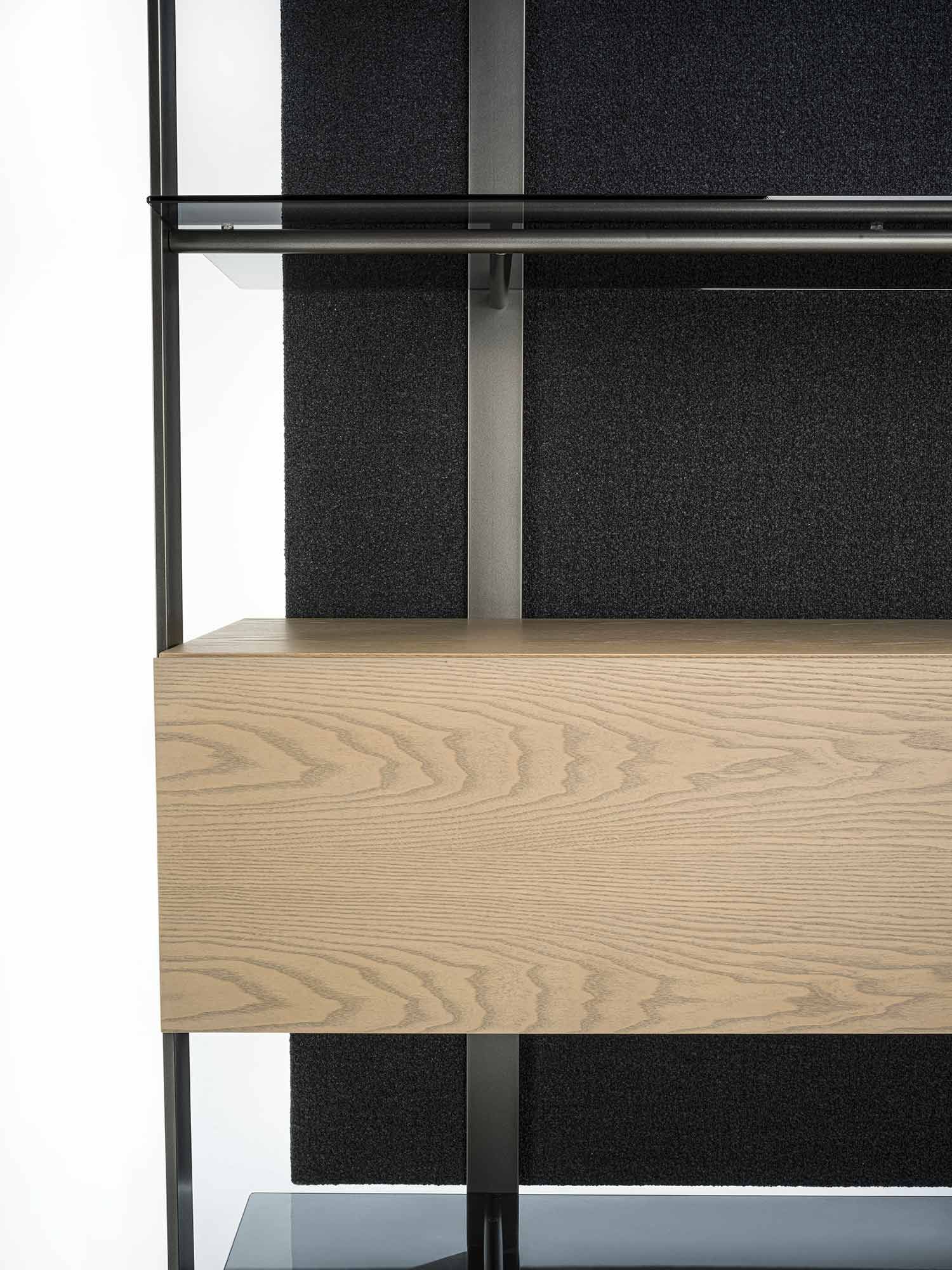 Металлический книжный шкаф со стеклянными полками и текстильной спинкой Frigerio UNIQUE ARCH-00066188 - Вид №5