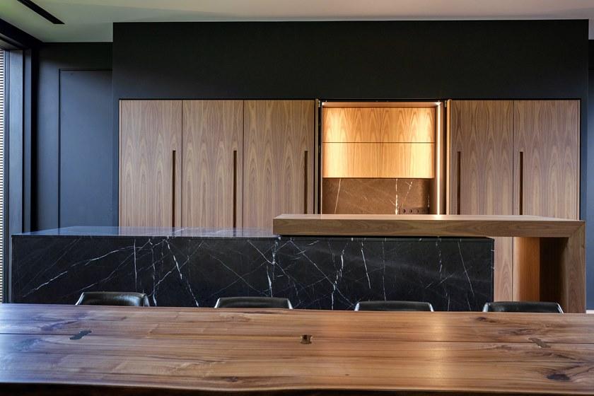 TM Italia Cucine Линейная кухня из орехового дерева каналетто и острова с раздвижной столешницей D90 sun-id-1509750 - Вид №6