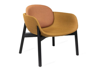 Тканевое кресло с подлокотниками