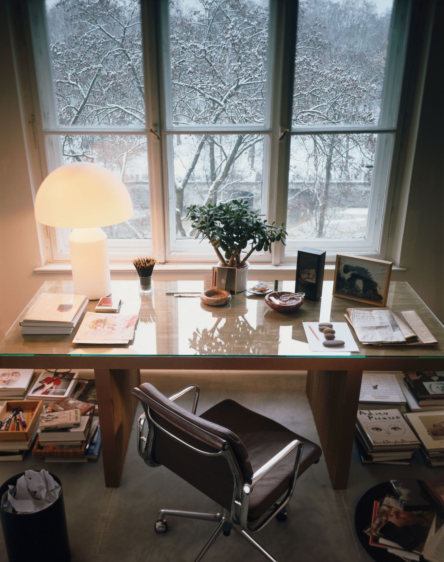 Кожаный спиц поворотный стул с подлокотниками VITRA Eames Soft Pad Group ARCH-00078216 - Вид №10