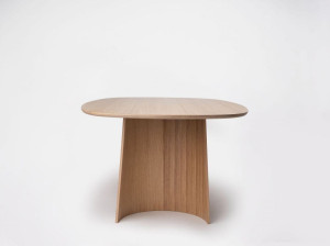 Деревянный обеденный стол