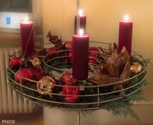 AKS1 Подставка для венка Адвента с корзиной, основание: серое. PHOS