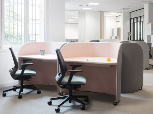 Стол на колесах со звукопоглощающими перегородками