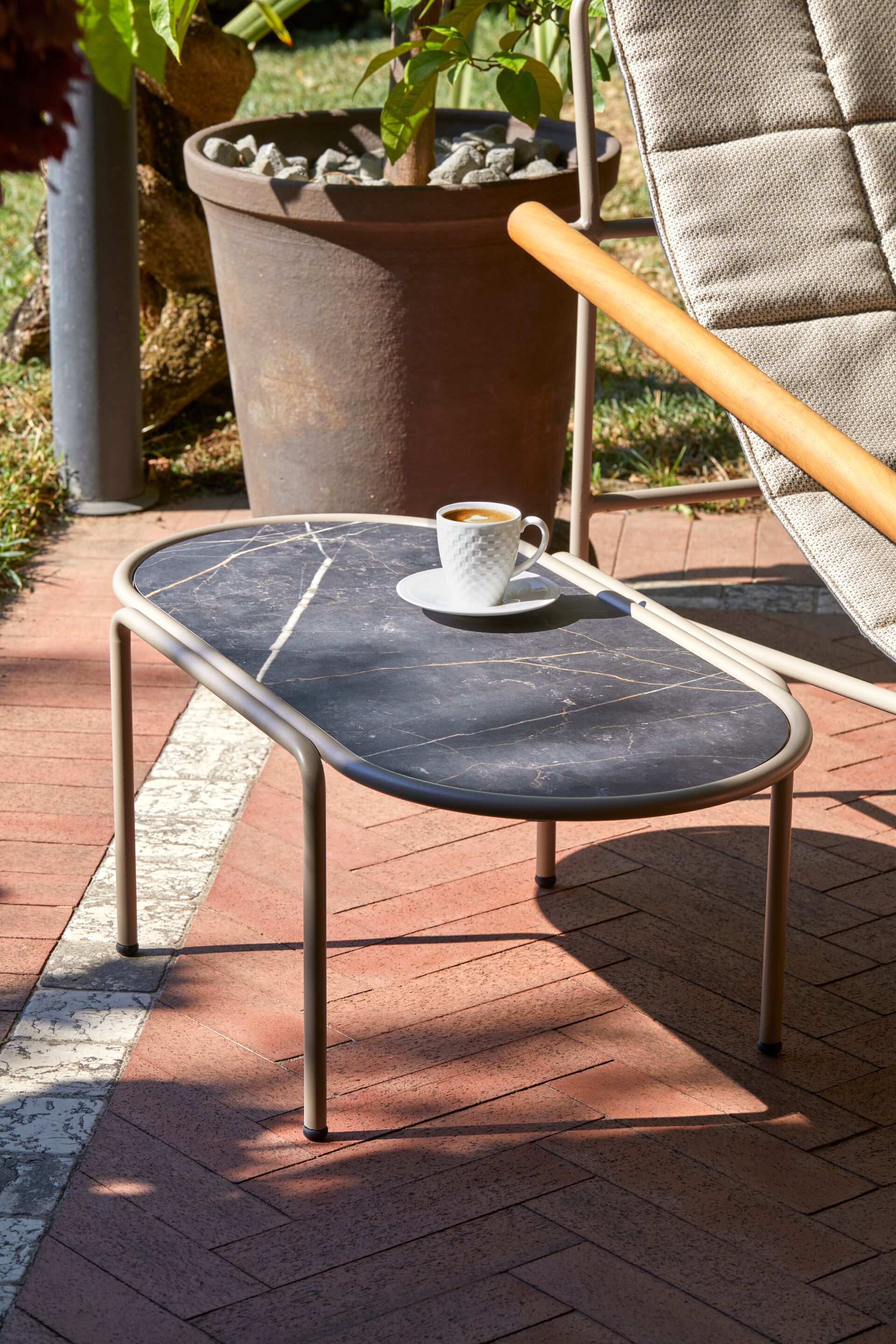 Окрашенный металлический овальный журнальный столик и HPL S-CAB Dress_Code ARCH-00059944