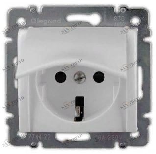 Розетка с крышкой Legrand Valena с заземлением белая 2450