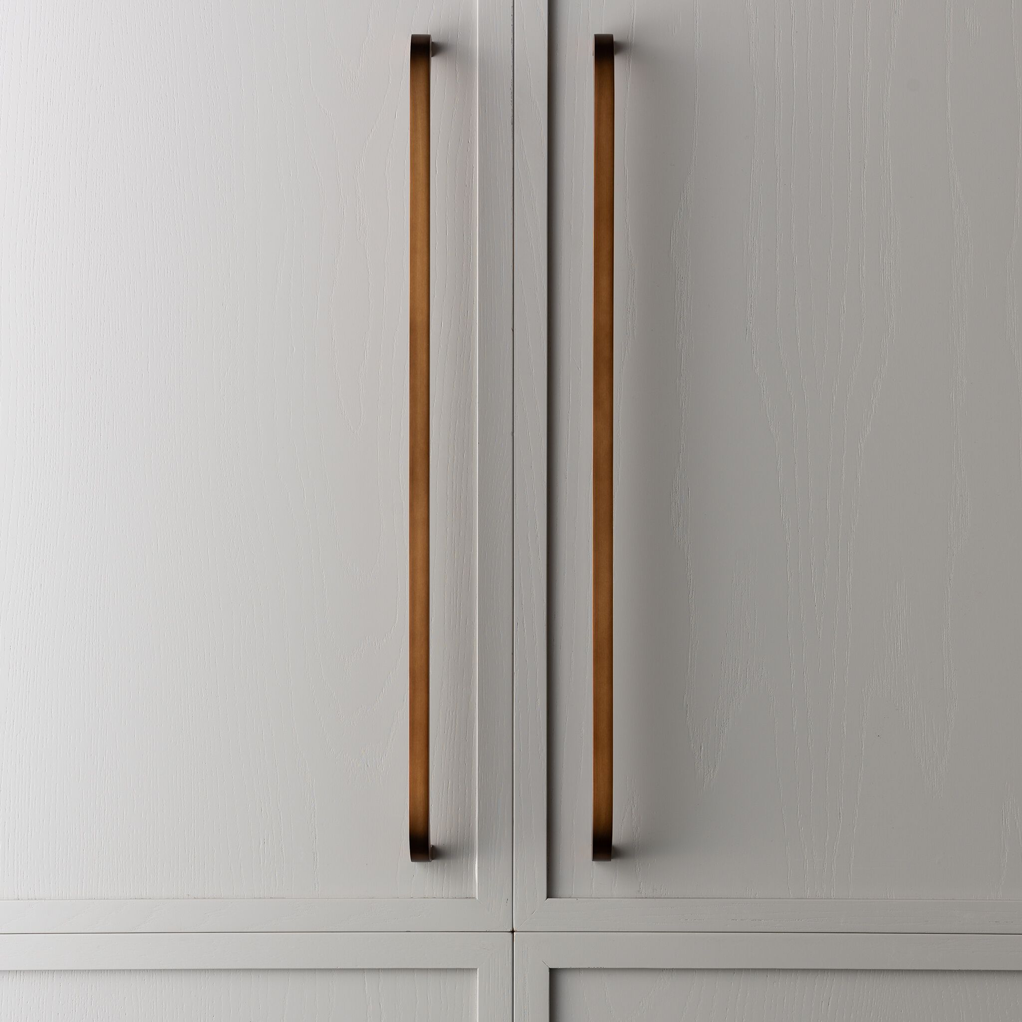 Латунная мебельная ручка Lo & Co Interiors Curve ARCH-00101114 - Вид №11