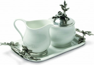 10648850 Vagabond House Набор сахарница и молочник на подносе Vagabond House Черника 31х20см, керамика Керамика