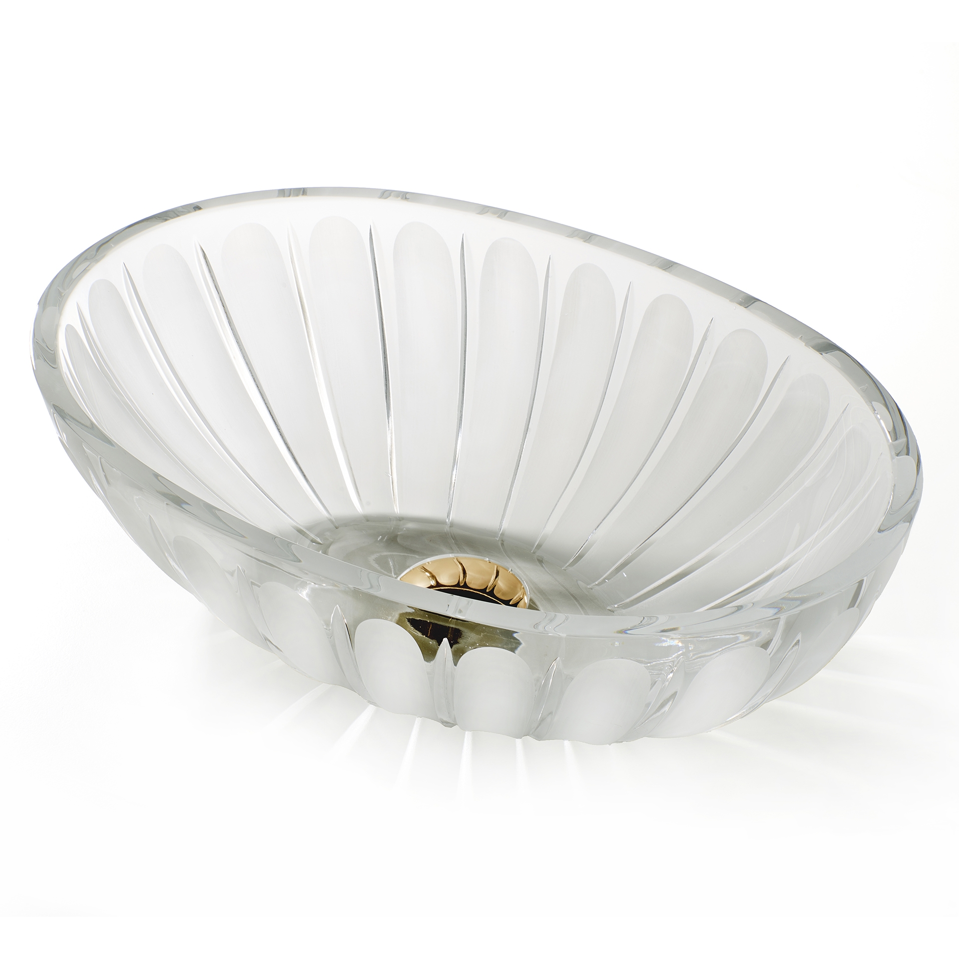 MB11OV 3SC Умывальник из хрусталя 24% Pbo, выгравированный полностью вручную. Тот же дизайн, что и у Montblanc Round, но овальной формы. Размеры: Диаметр см. 42 — ч. см. 14 Умывальник поставляется с латунным основанием и латунным сливом, доступным в 24 ва Treesseci 3SC CLASSICO