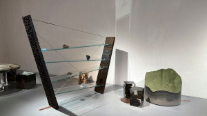 Самонесущая деревянная и стеклянная полка