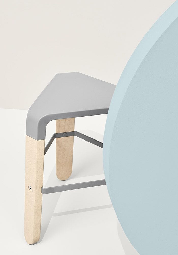 Деревянный низкий стул с подставкой для ног Infiniti PICAPAU LOW STOOL ARCH-00066594 - Вид №3