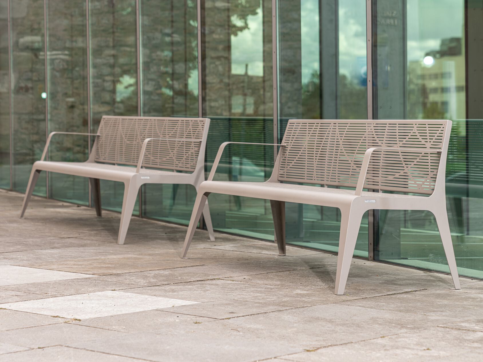 Скамья из нержавеющей стали со спинкой и подлокотниками BENKERT BANKE Chalidor ARCH-00056613