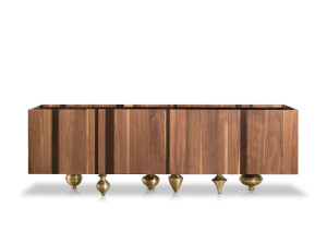 Деревянный шкаф с распашными дверцами