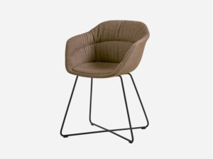 Тканевый стул с подлокотниками