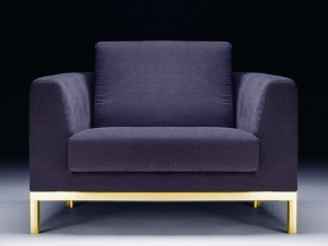 Кресло с подлокотниками