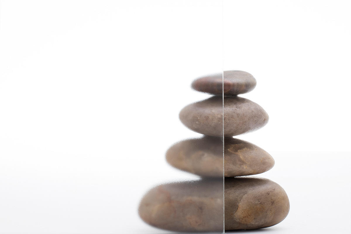 FSRT305 Стекло Vivigraphix Graphica показано в конфигурации отражения с прослойкой каирского рисунка синего цвета и стандартной отделкой Forms-surfaces 