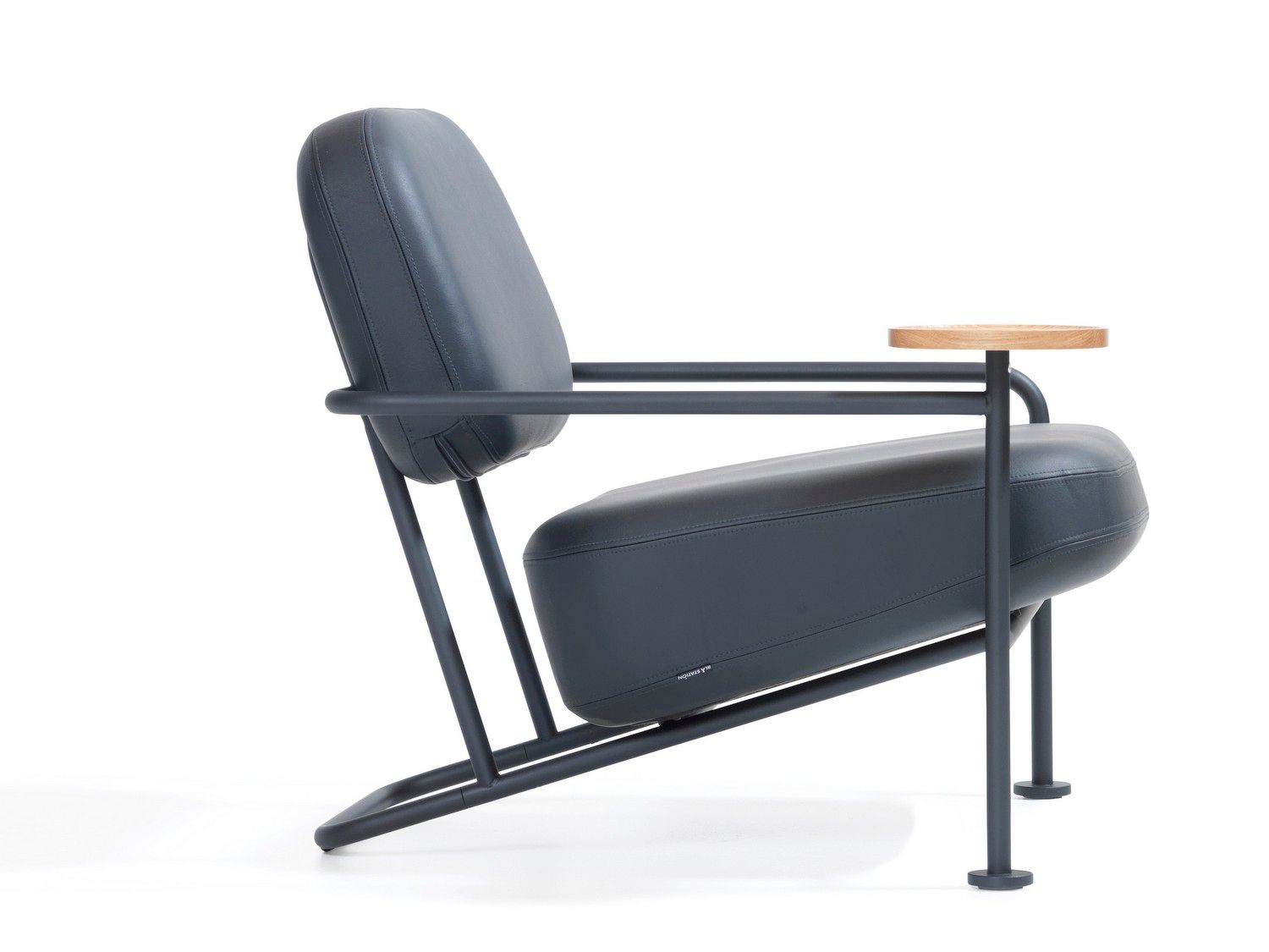 Кожаное кресло с подлокотниками Bla Station Åhus ARCH-00050667 - Вид №1