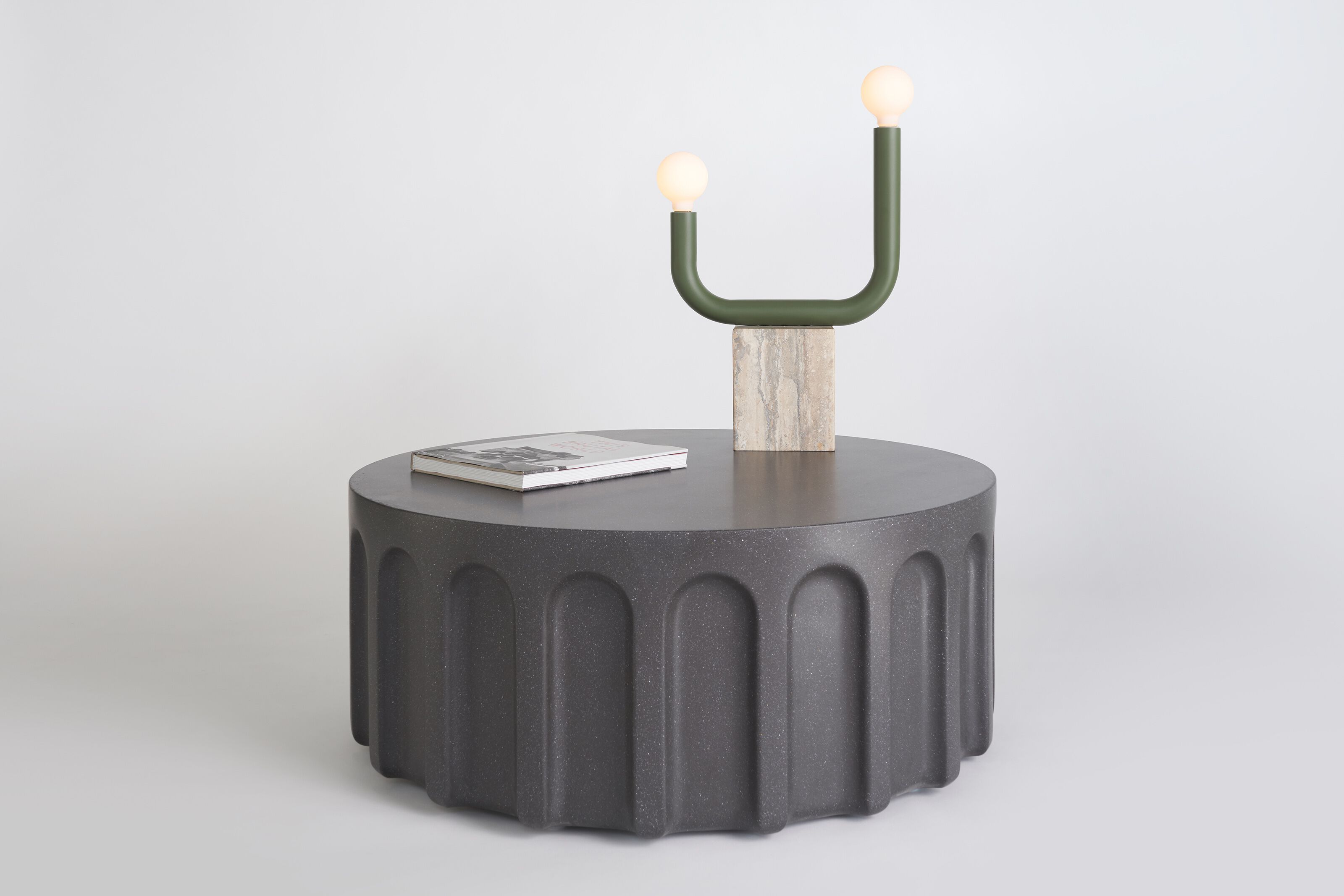 Высокий круглый журнальный столик из железобетона Phase Design форум ARCH-00017472 - Вид №4