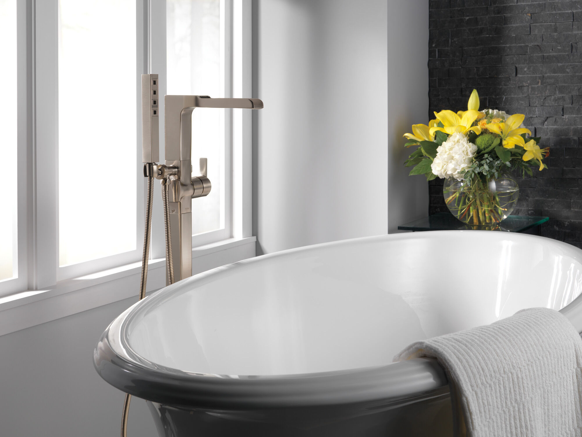 Однорычажный напольный носик с изливом для ванны с ручным душем Delta Faucet Ara T4768-SSFL - Вид №2