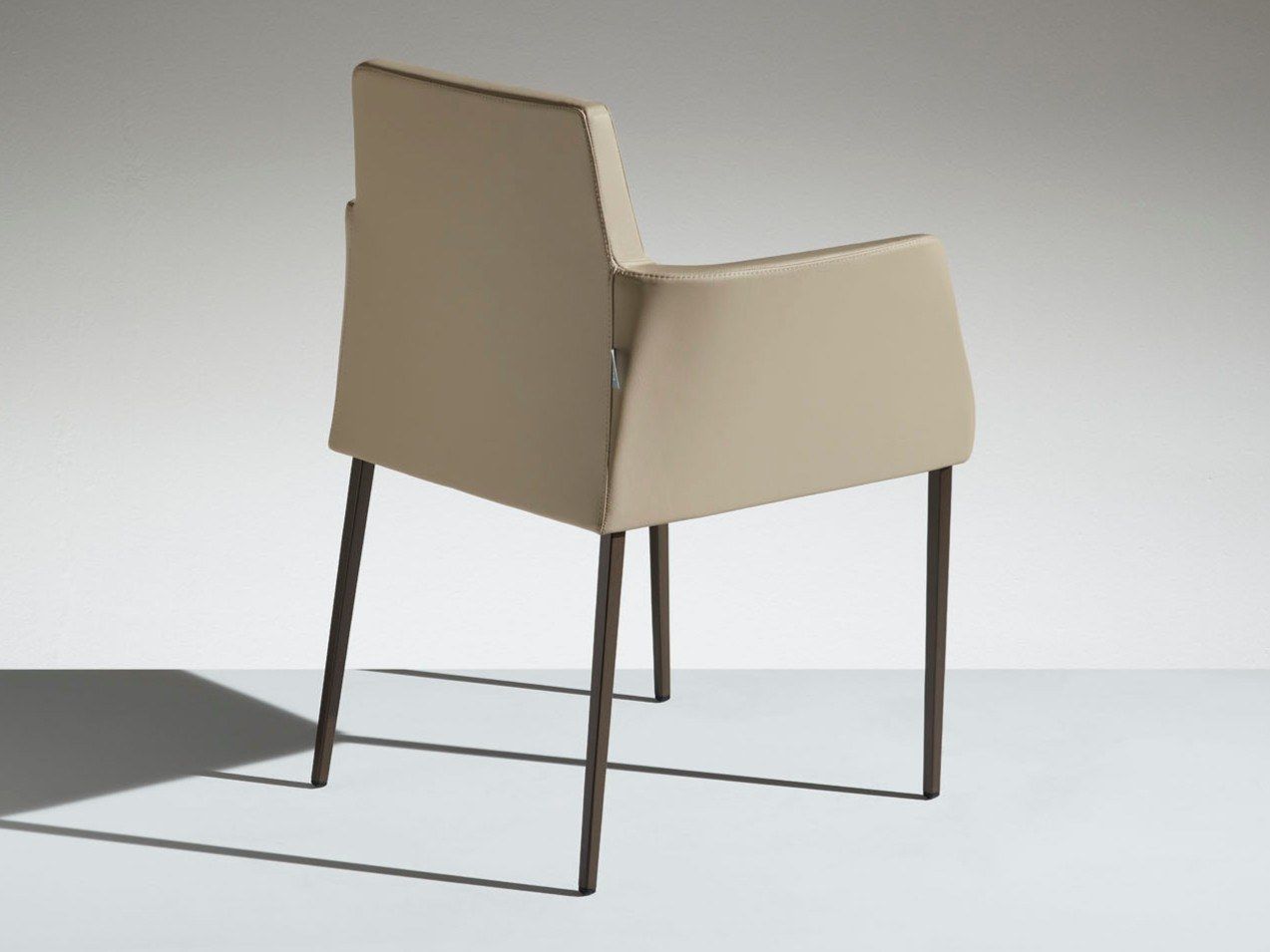 Кожаное кресло с подлокотниками LAMM Fleet ARCH-00021866