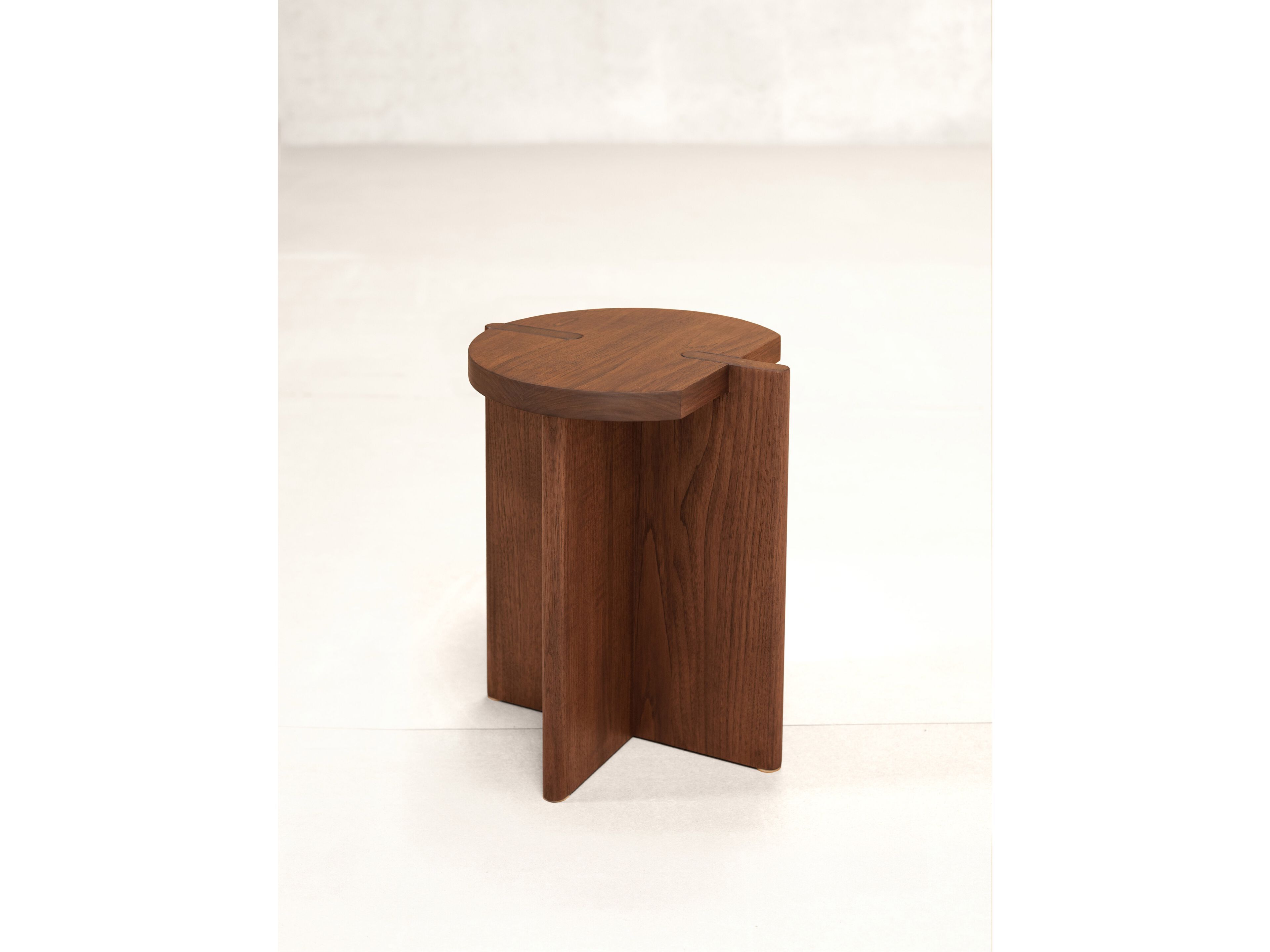 Деревянный низкий стул Phantom Hands X + L ARCH-00084451