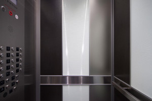 FSRT690 Интерьер лифта Levele-101 с индивидуальной компоновкой панелей; Панели захвата из вивихромового хромисового стекла с серо-коричневой прослойкой и опалексной отделкой, рифленое белое стекло по индивидуальному заказу, индивидуальный керамогранит, не Forms-surfaces 