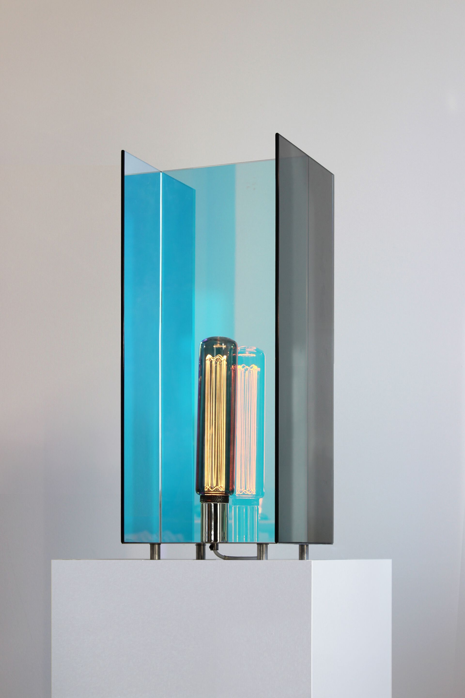 Настольная лампа из стали и стекла Caroline Chao вид ARCH-00081513