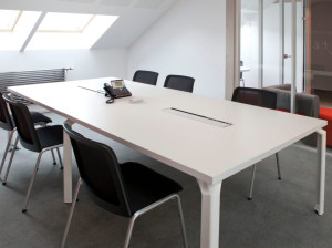 Деревянный прямоугольный стол для совещаний с системой люверсов