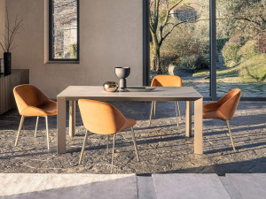 Стационарные и выдвижные столы с алюминиевой рамой и ножками