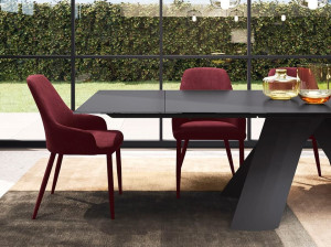 Тканевый стул с подлокотниками