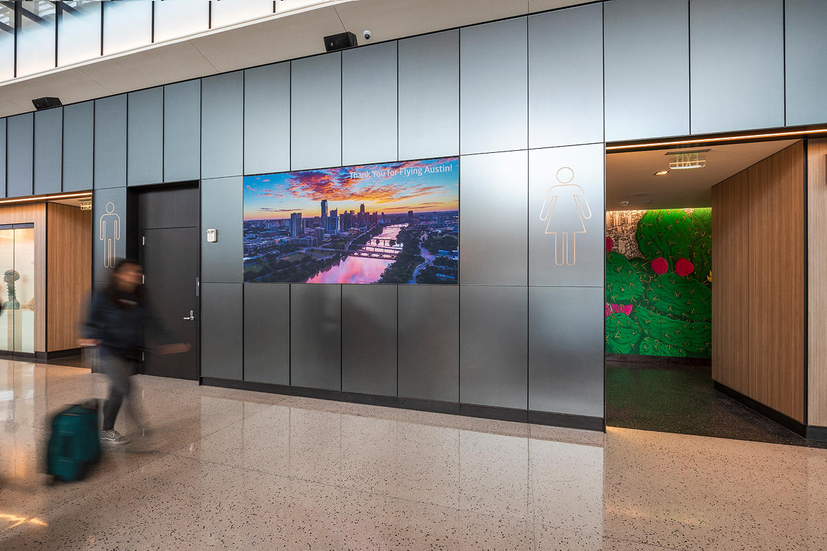 FSRT638 Система обшивки стен Levelr с панелями из вивихромного хромисового стекла в отражающей конфигурации с прослойкой индивидуального цвета и отделкой opalex, а также изготовленными на заказ выступающими ребрами черного цвета в международном аэропорту Forms-surfaces  - Вид №7