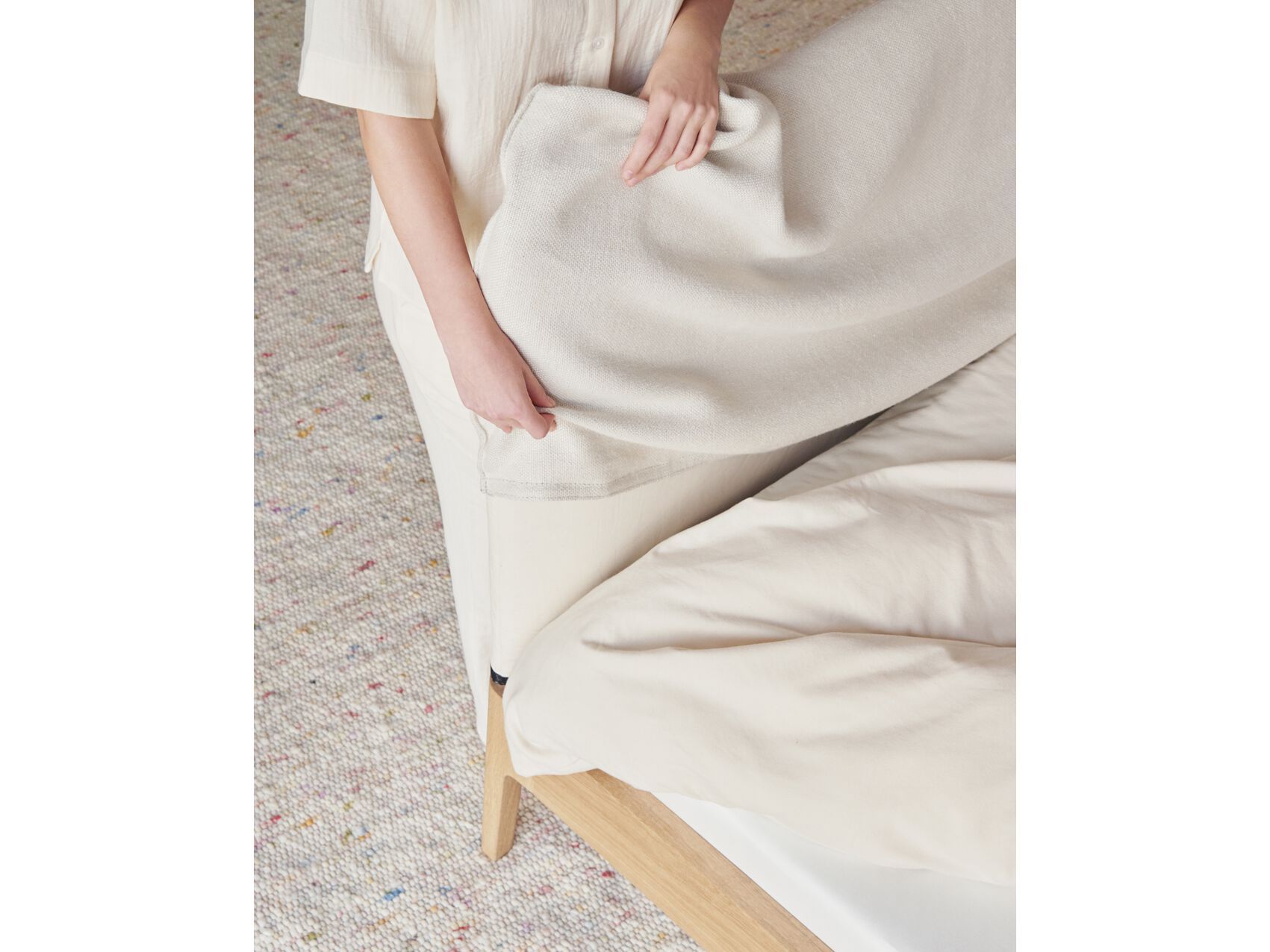 Деревянная двуспальная кровать с мягким изголовьем Noah Living белье ARCH-00049322 - Вид №3