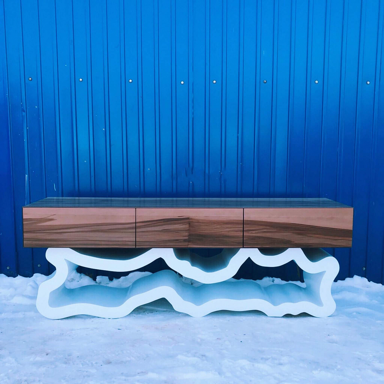 Тумба под телевизор дизайнерская орех, изножье зеленое с текстурой "Эклер" от Odingeniy ODINGENIY  178415 Зеленый;коричневый  - Вид №8