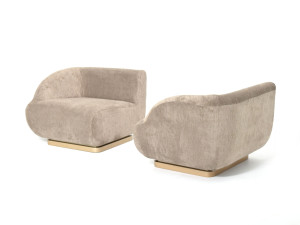 Тканевое кресло с подлокотниками