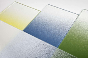 FSRT293 Стекло Vivigraphix Gradiance с прослойками точечного рисунка белого и нестандартного цветов, конфигурация просмотра, стандартная отделка Forms-surfaces